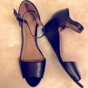 EUC👠♠️Clarks Open Toe Leather Wedge Sandals